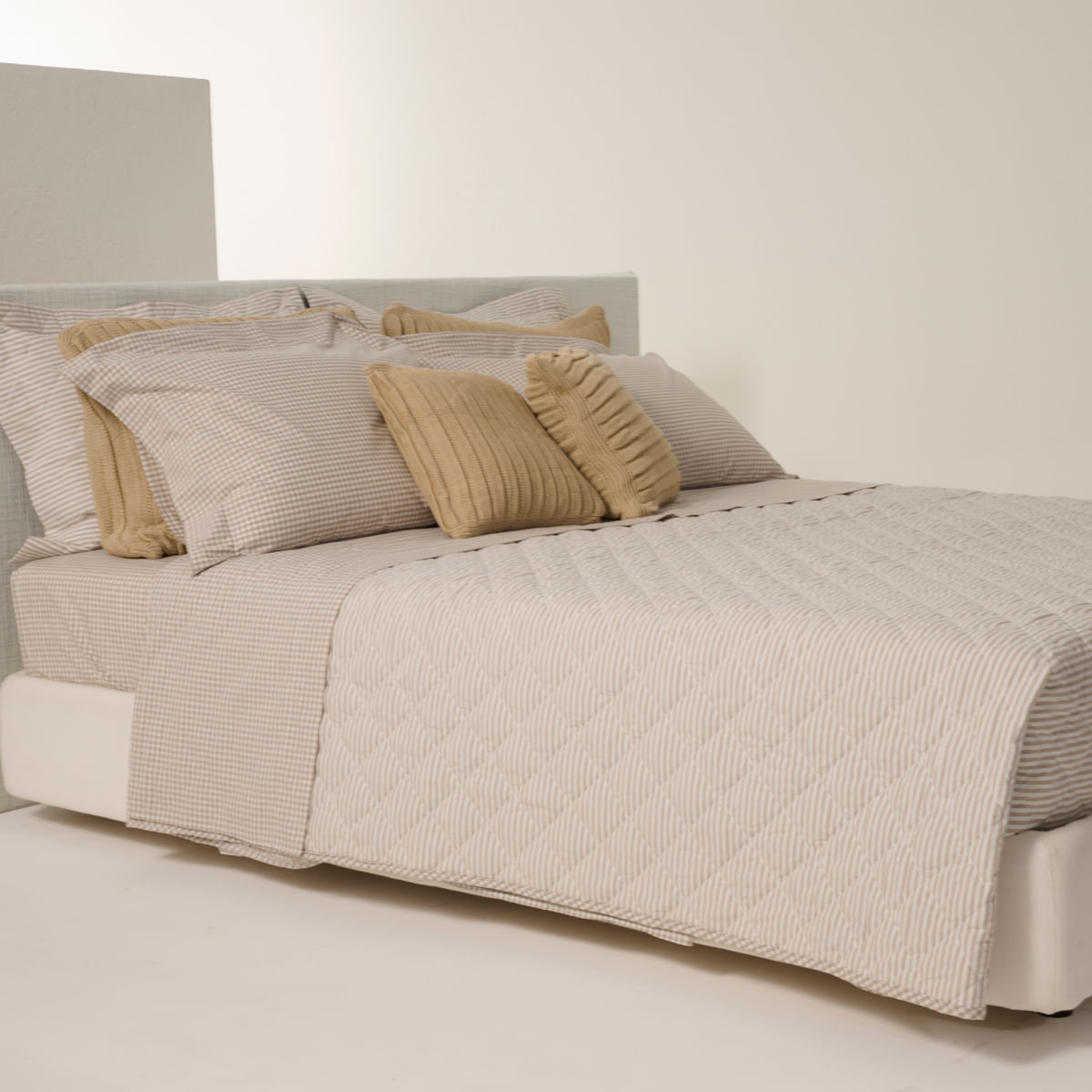 01 05 0910  Colcha Mix And Matchs xadres listras Caqui Branco 002